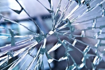 В Запорожской области пьяный мужчина разбил стеклянные двери в магазине