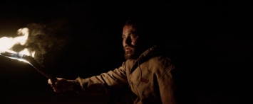 Зак Эфрон отбивается от волков в эксклюзивном фрагменте фильма «Жажда золота»