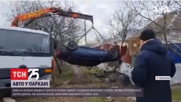 В Николаеве автомобиль влетел в забор и застрял там вверх тормашками - через сутки неизвестно кто его эвакуировал (ВИДЕО)