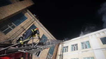 В Киеве в элитной гимназии вспыхнул мощный пожар (фото)