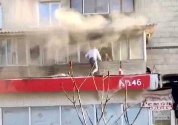 В Киеве сотрудник почты героически спас из пожара пенсионерку