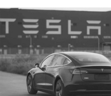 Водитель смотрел фильм: В США Tesla на автопилоте врезалась в полицию