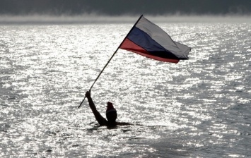 В Крыму начали сливать воду из переполненных водохранилищ в море