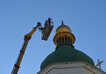 Крест, который упал с купола Софийского собора, начали реставрировать