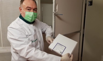 Вышедший из Одессы украинский ледокол везет на украинскую полярную станцию вакцины от COVID-19