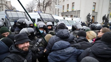 На митинге ФОПов под Радой произошли стычки между митингующими и полицией (видео)