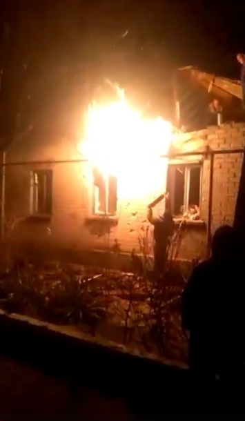 Станица Луганская опять под обстрелом: горят дома, поселок практически весь обесточен
