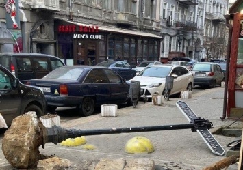 В Одессе самокатчик врезался в лежащий указатель и серьезно травмировался