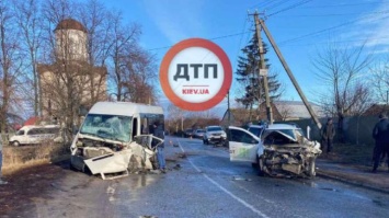 Под Киевом случилось жуткое ДТП с маршруткой: много пострадавших