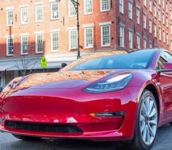 Проблему «фантомного торможения» электромобилей Tesla теперь расследуют госорганы США