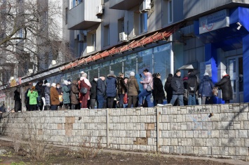 Дончане массово снимают наличку, некоторые банкоматы опустели