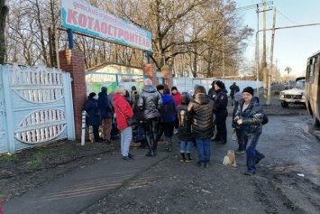 Сутки в холодных автобусах: беженцы застряли между РФ и Донбассом
