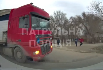 В Запорожье на перекрестке столкнулись фура и легковушка - видео