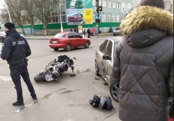 В центре Мелитополя столкнулись мотоцикл и автомобиль - пострадали люди