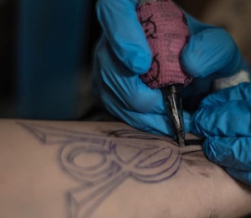 Отец разрешил 6-летней дочери сделать ему татуировку